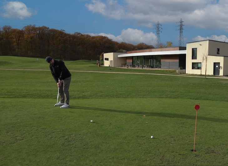 Un homme sur un parcours de golf