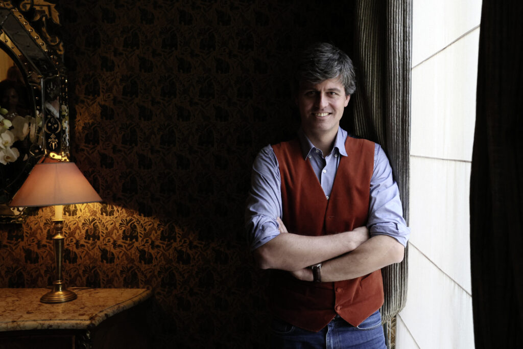 Philosophe, essayiste, romancier, à l’initiative du mouvement politique Simple, Gaspard Kœnig, après le succès de son roman « Humus » publie « Agrophilosophie » (Éditions de l’Observatoire). 