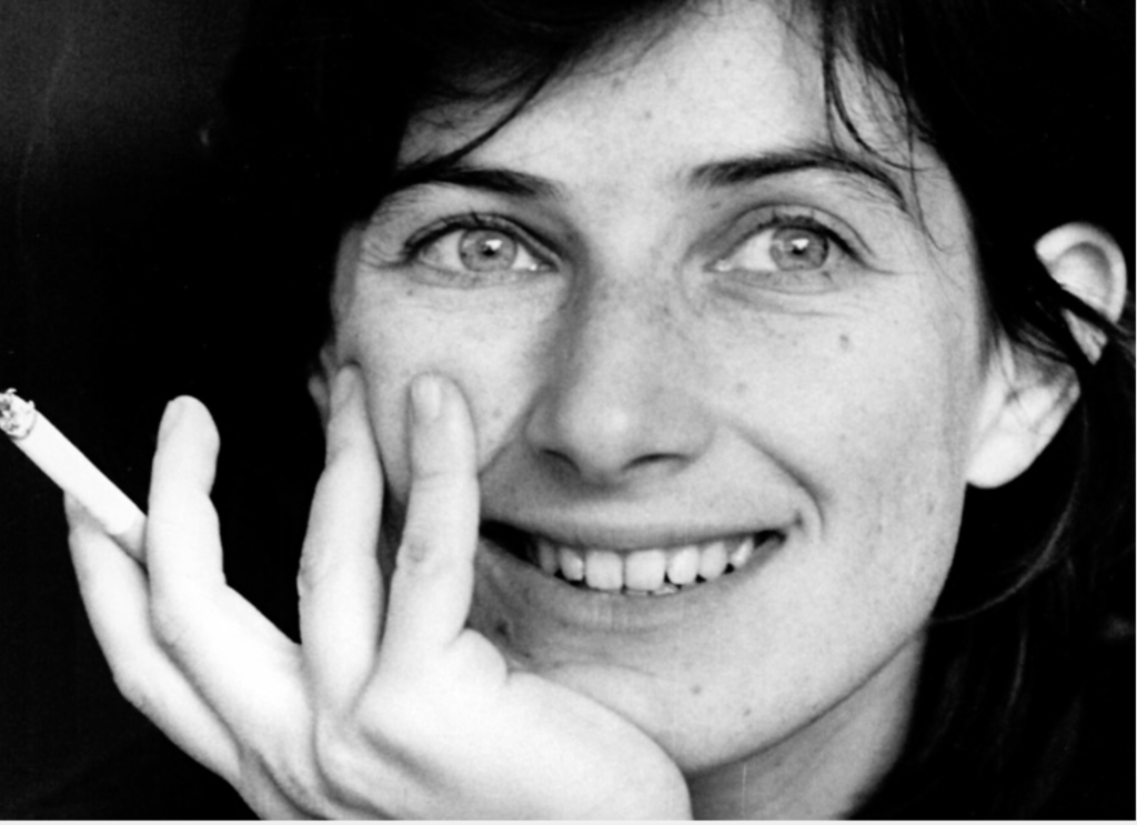 Chantal Akerman jongle entre le documentaire, la fiction, le film choral, la comédie musicale, l'adaptation littéraire et la radicalité.