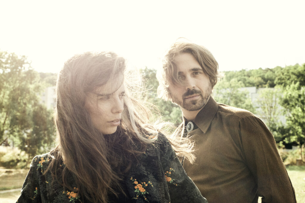 Aux frontières entre desert folk et dreamrock, le groupe nancéien puise ses inspirations dans la top et la folk américain est dans les films de David Lynch.