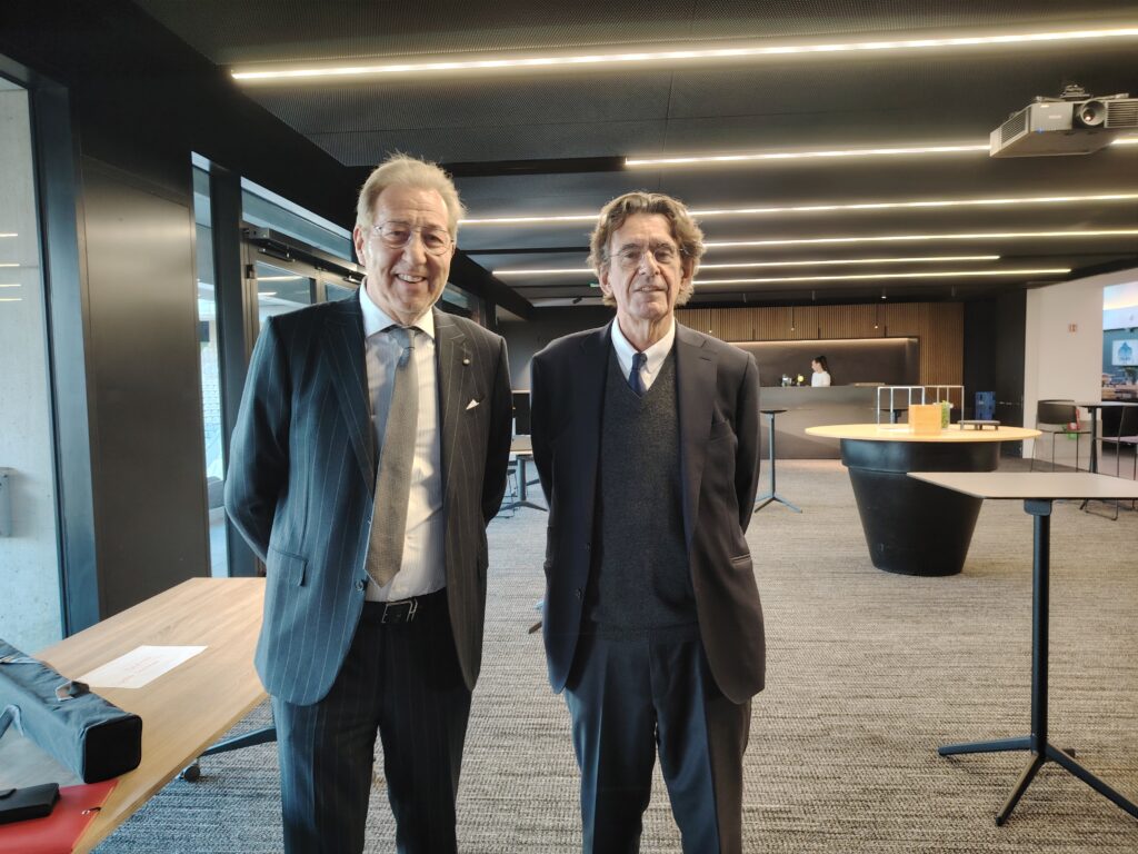 Pierre Schaeffer à gauche et Luc Ferry lors de l'assemblée générale de la Fédération du BTP jeudi 24 octobre.