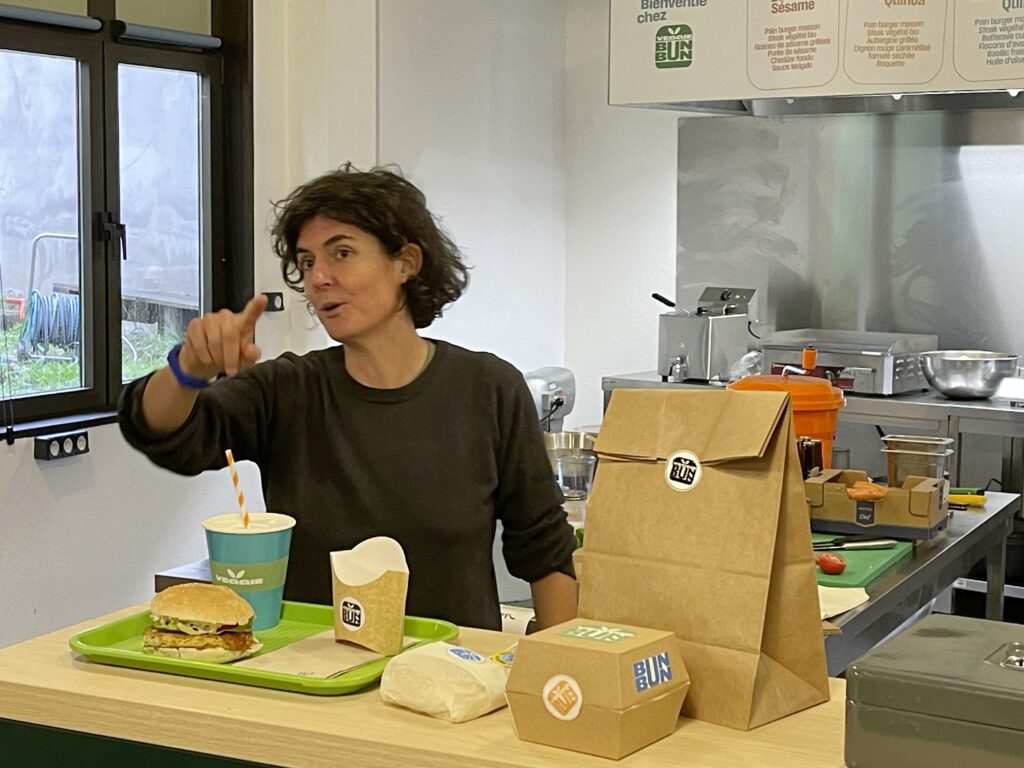 Camille Duvelleroy réalisatrice des Burgers Volants, fiction tournée dans les conditions du direct par Arte au tiers lieu Bliiida, à Metz