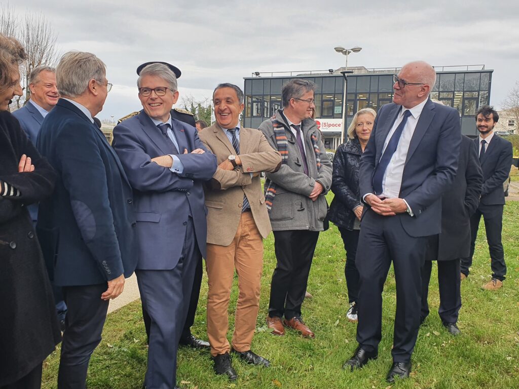 Patrick Hetzel (deuxième en partant de la gauche) était sur le campus du Saulcy, lundi 25 novembre.