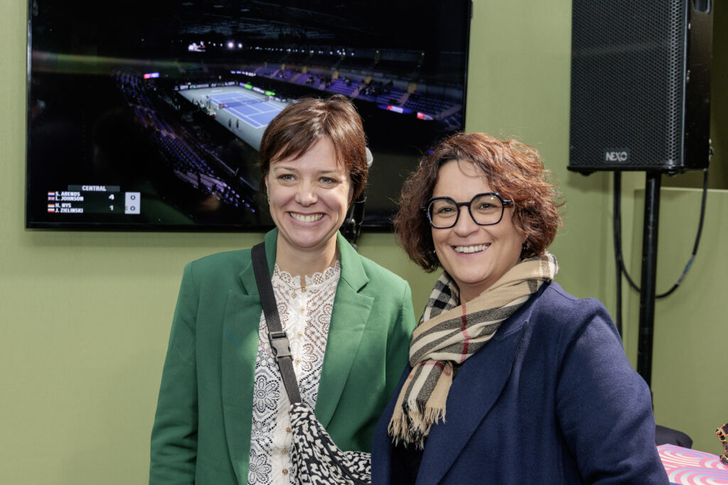 Aurélia Salinas, rédactrice en chef, avec Paola Zanetti, secrétaire générale de Car Avenue, représentant Stéphane Bailly.