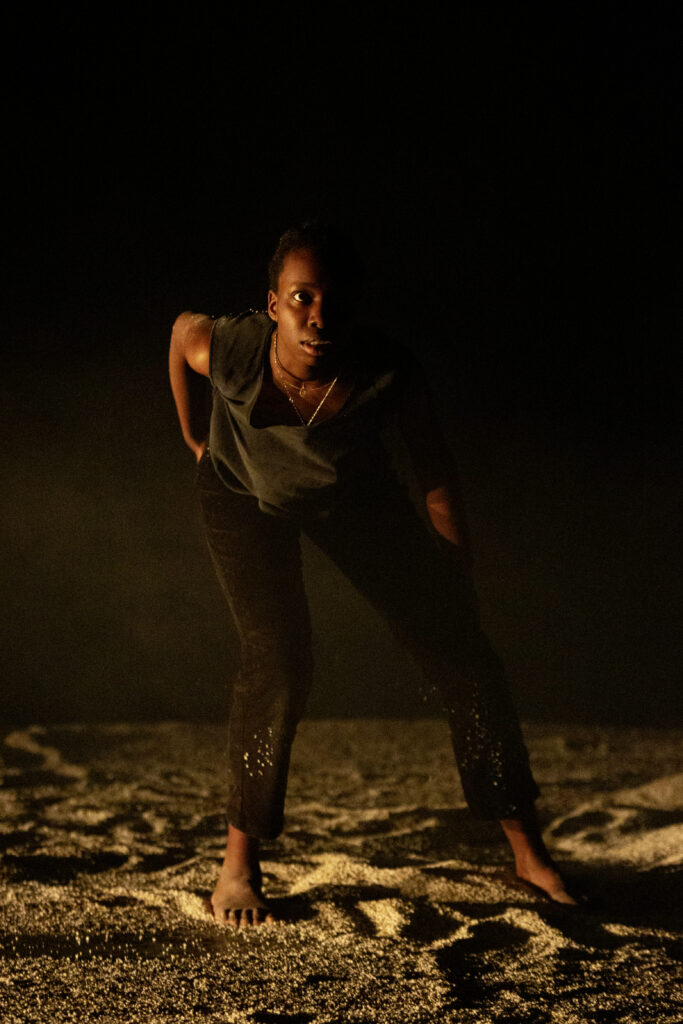 Antigone, symbole de l’insoumission. À une époque où la parole qui se libère provoque la chute de dieux vivants, ce texte deux fois millénaire résonne avec une furieuse modernité.