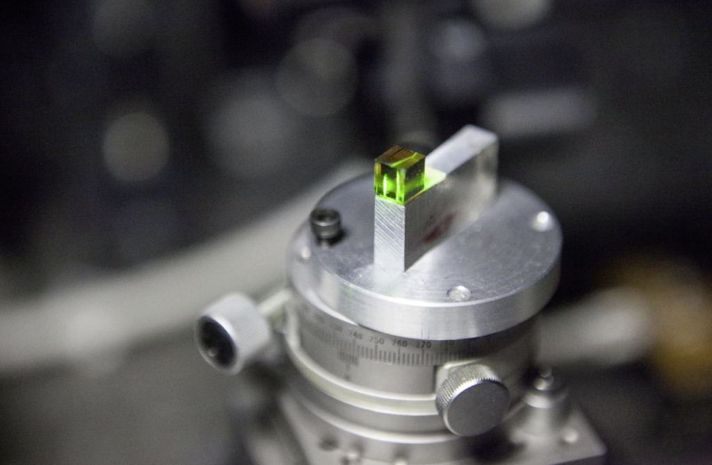 Gros plan sur un cristal capable de modifier les propriétés de la lumière qui le traverse. Dans ce cristal, il est possible de réduire la vitesse de la lumière