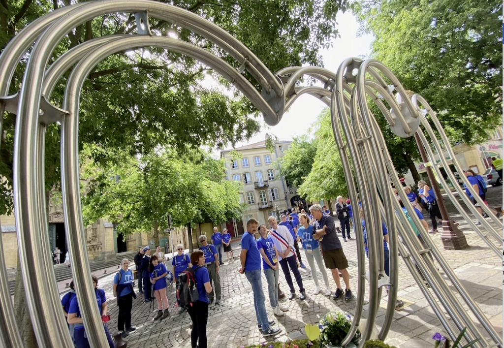 Les parents de Marie et Mathias entourent Fran&ccedil;ois Grosdidier devant le m&eacute;morial en l'honneur de leurs enfants.
