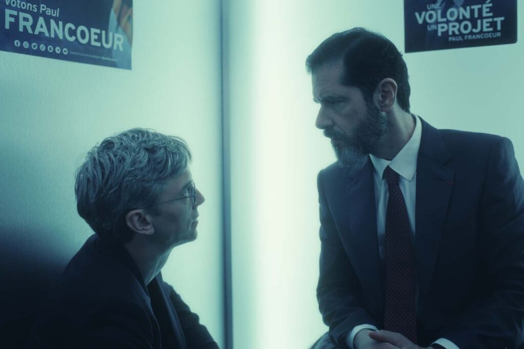 La série politique adaptée du roman d’Édouard Philippe et Gilles Boyer se distingue de « Baron Noir », en allant sur le terrain du thriller sur fond de complot.