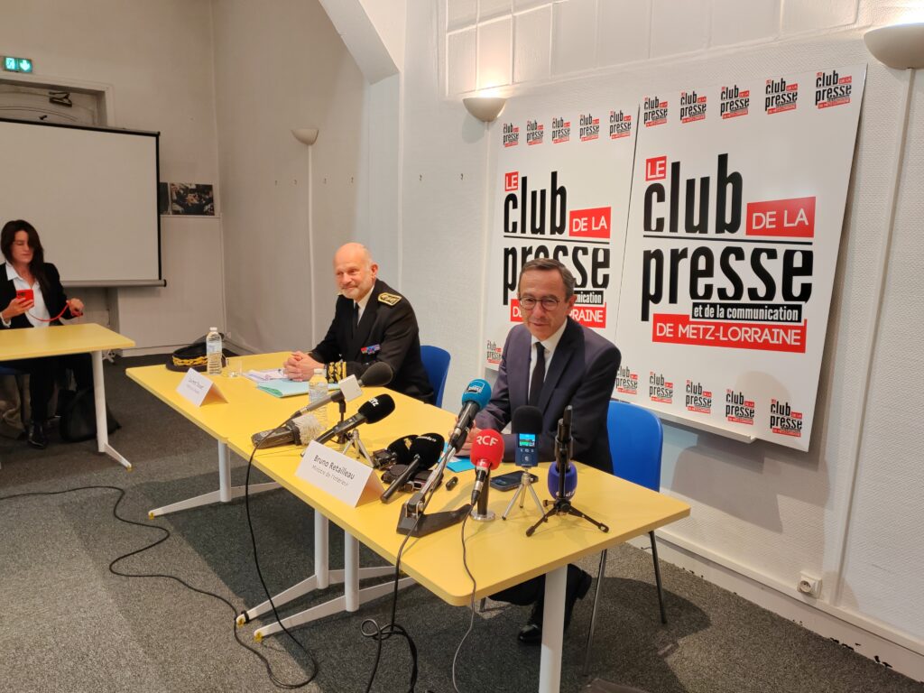 Bruno Retailleau aux côtés de Laurent Touvet, préfet de Moselle, au club de la presse de Metz.