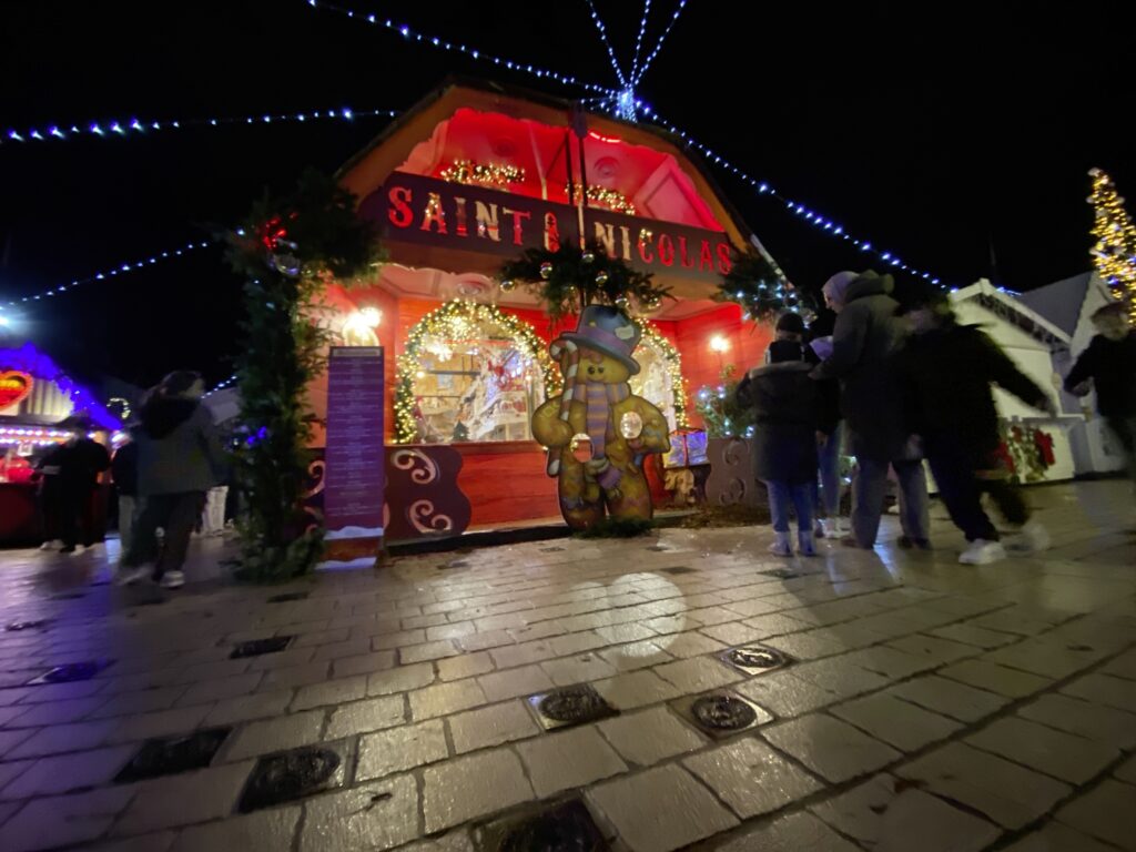 Parmi les points de repère incontournables, le grand village de Saint-Nicolas, sur la place Charles III avec ses 60 chalets