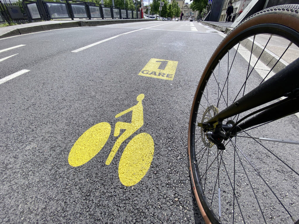 Si le mode de transport se veut apaisé, les débats qu’il engendre en sont loin.