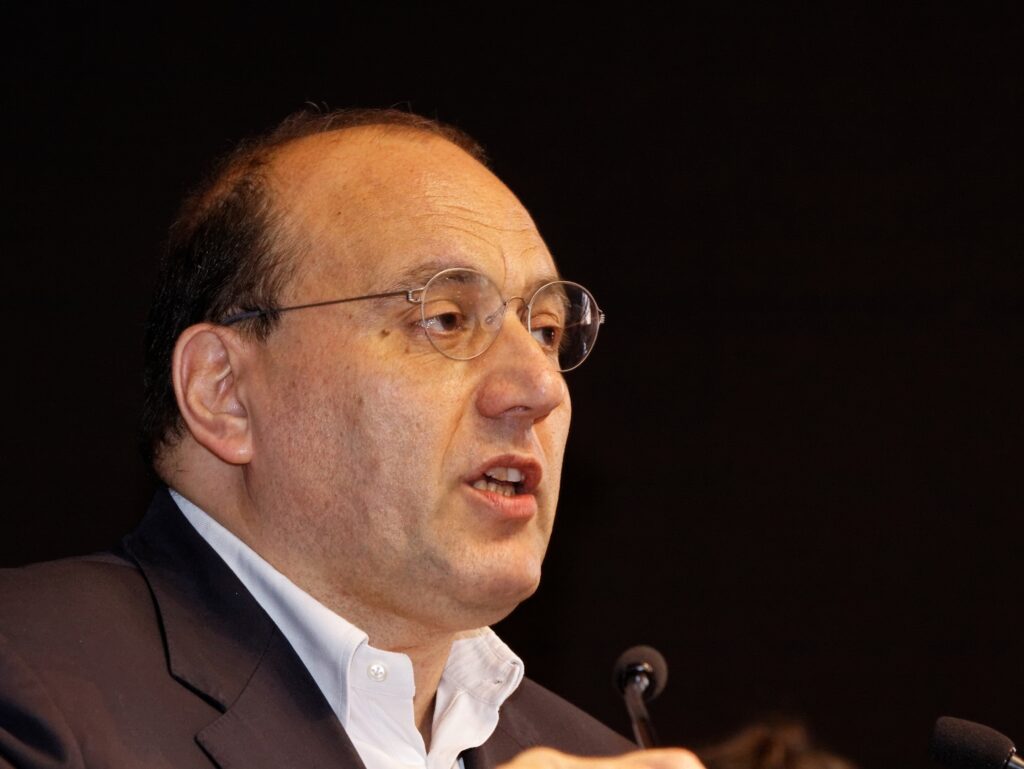 Ancien député socialiste de 1988 à 2012, cofondateur de SOS Racisme, ex-porte-parole du PS, membre de l’équipe de campagne de Ségolène Royal lors de l’élection présidentielle de 2007