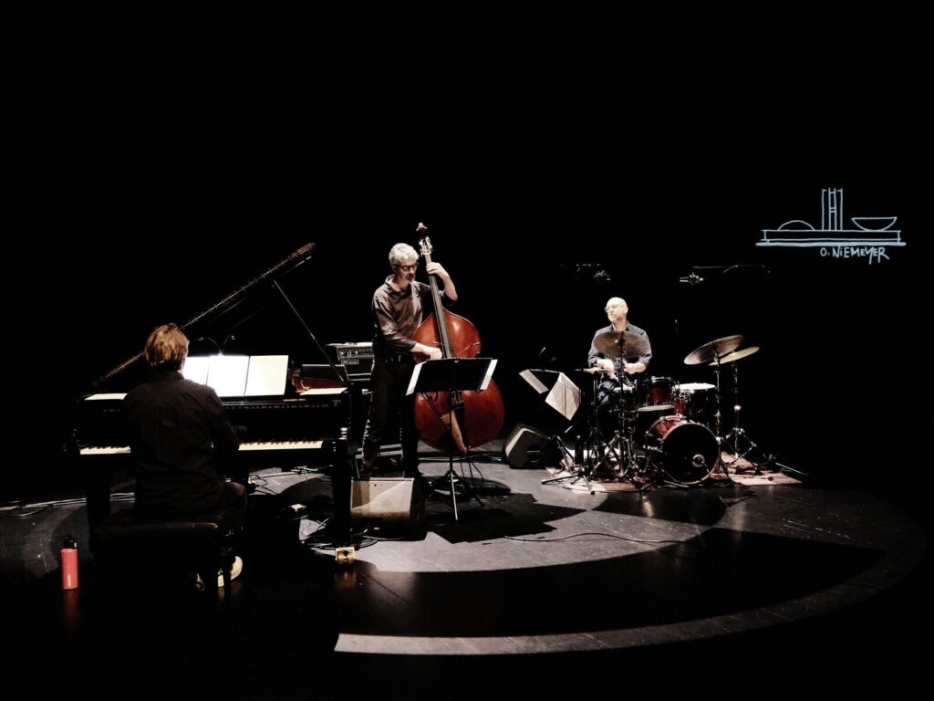 Réunir la musique et l’architecture le temps d’un concert immersif : le défi est relevé par un trio de musiciens, baptisé Architectes