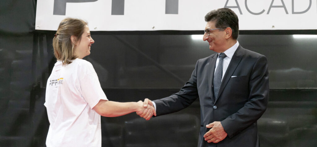 David Arslan, le dirigeant de l'entreprise PFF Façade, récompense Laura Lelièvre qui après avoir validé son diplôme intègre la société.