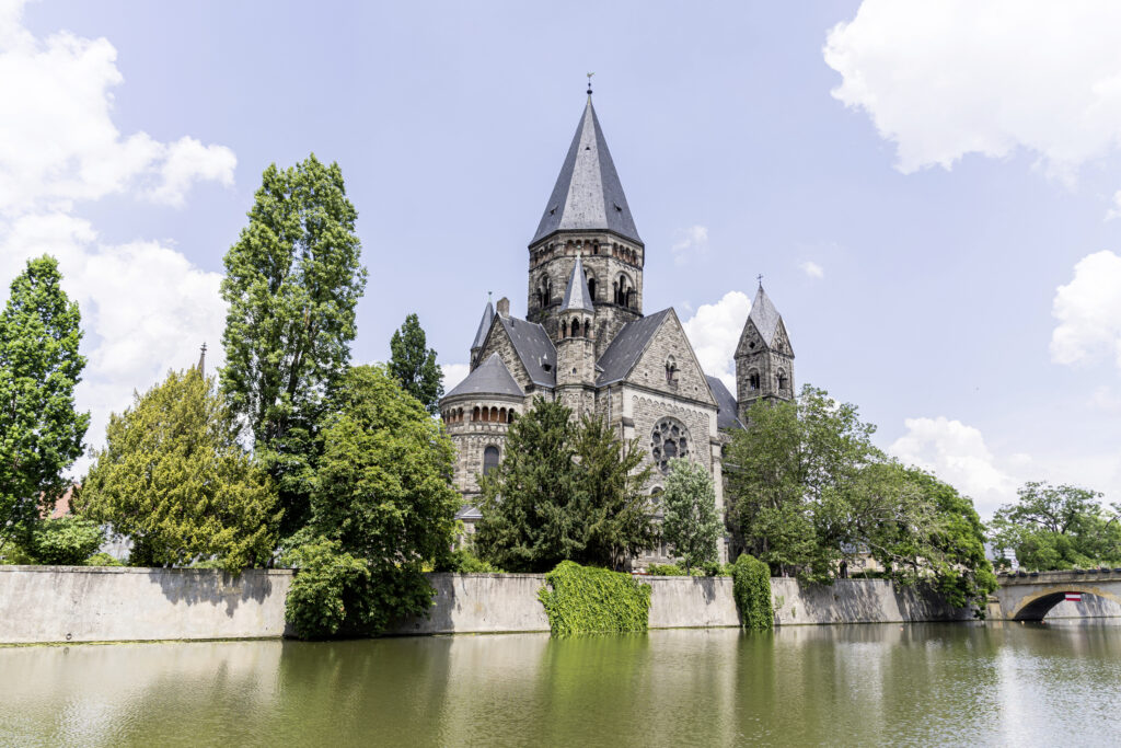 De style n&eacute;oroman, l'architecture du Temple Neuf continue de marquer les esprits.