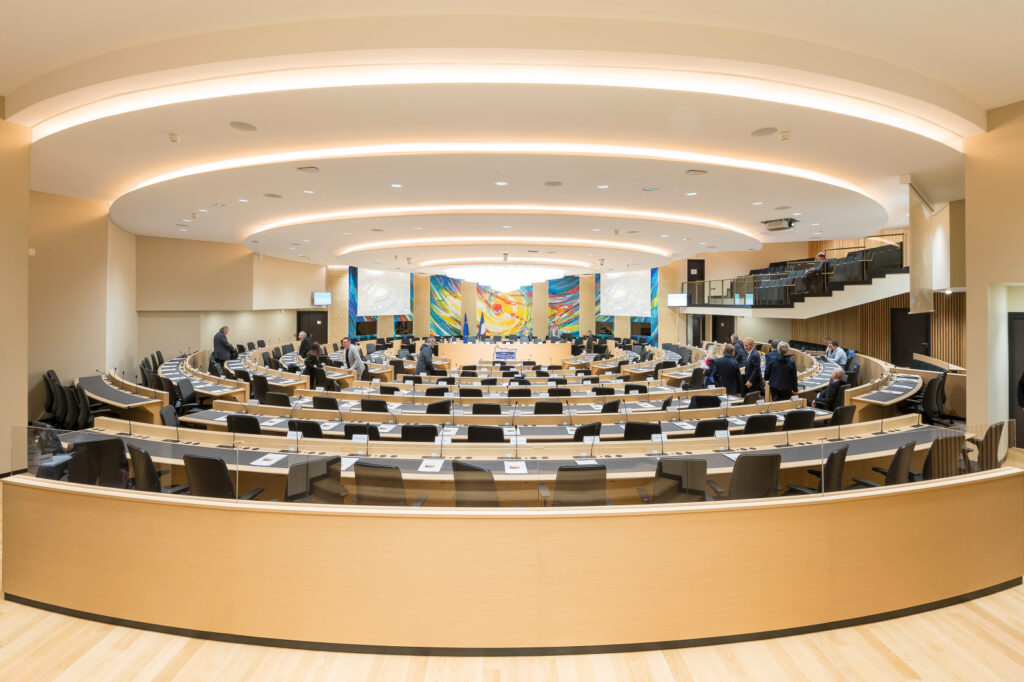 Le nouvel h&eacute;micycle de l'H&ocirc;tel de R&eacute;gion &agrave; Metz place tous les conseillers r&eacute;gionaux &agrave; m&ecirc;me hauteur.