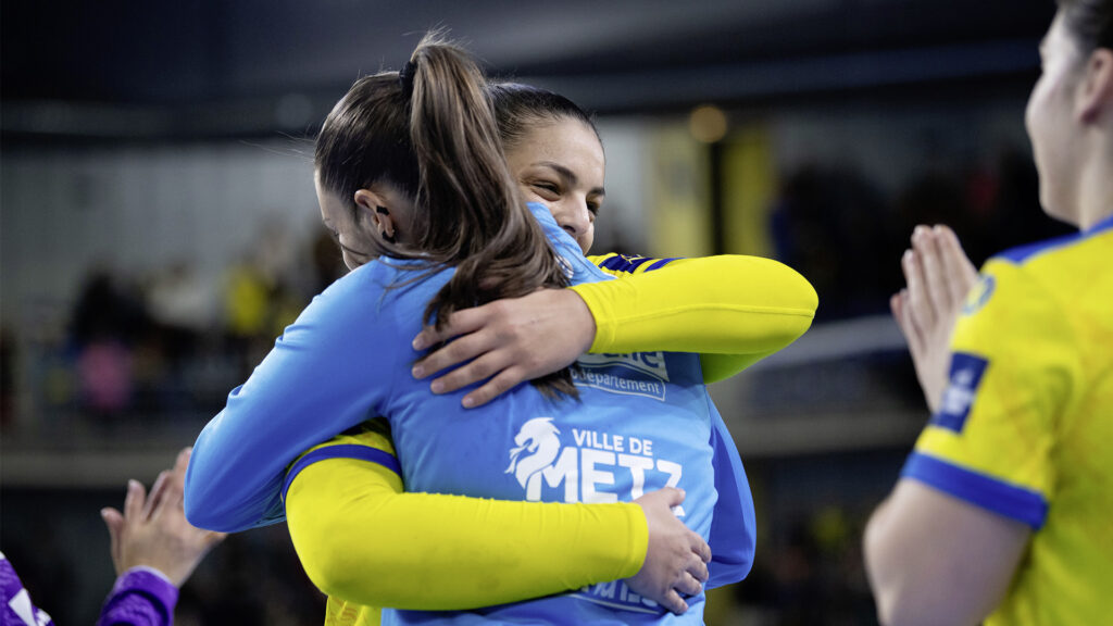Meilleure buteuse en championnat et quatrième en Ligue des Champions, Sarah Bouktit est sans doute la joueuse de Metz Handball de cette première partie de saison, ici dans les bras de la gardienne hongroise Zsofi Szemerey.
