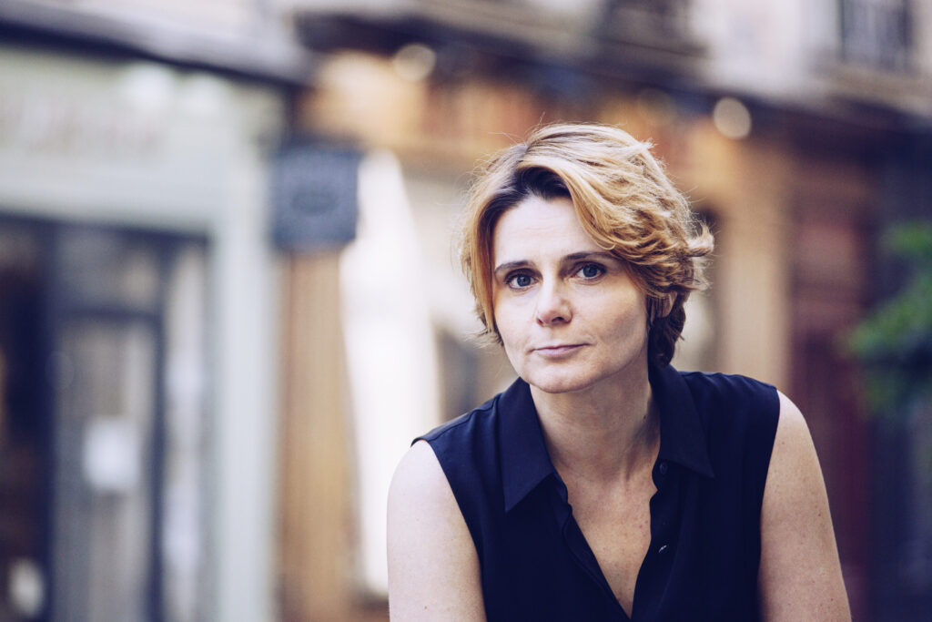 Caroline Fourest intervient en tant que féministe, journaliste et réalisatrice.