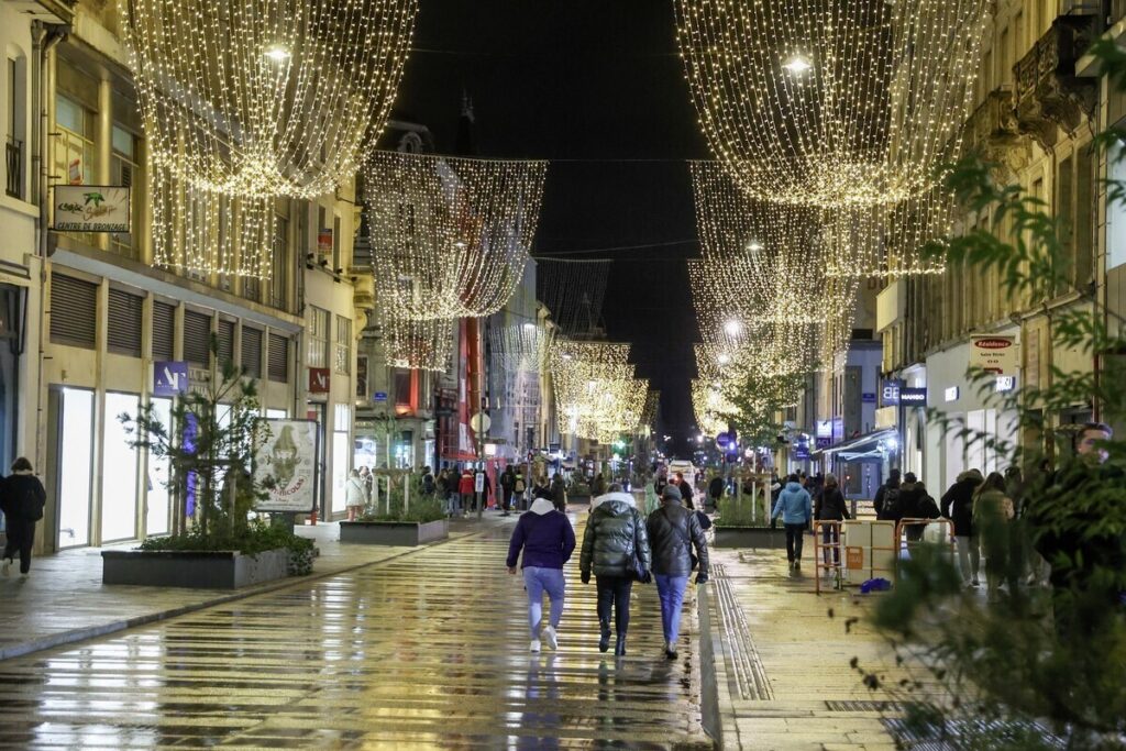 À l’occasion des fêtes de fin d’année, les commerçants mettent le paquet et sont autorisés à ouvrir les dimanches de décembre.
