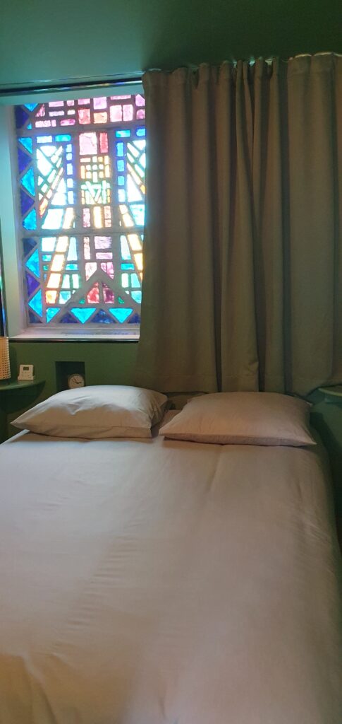 Les vitraux, quelques croix et ex-voto rappellent aux visiteurs qu'ils séjournent dans un logement spirituel.