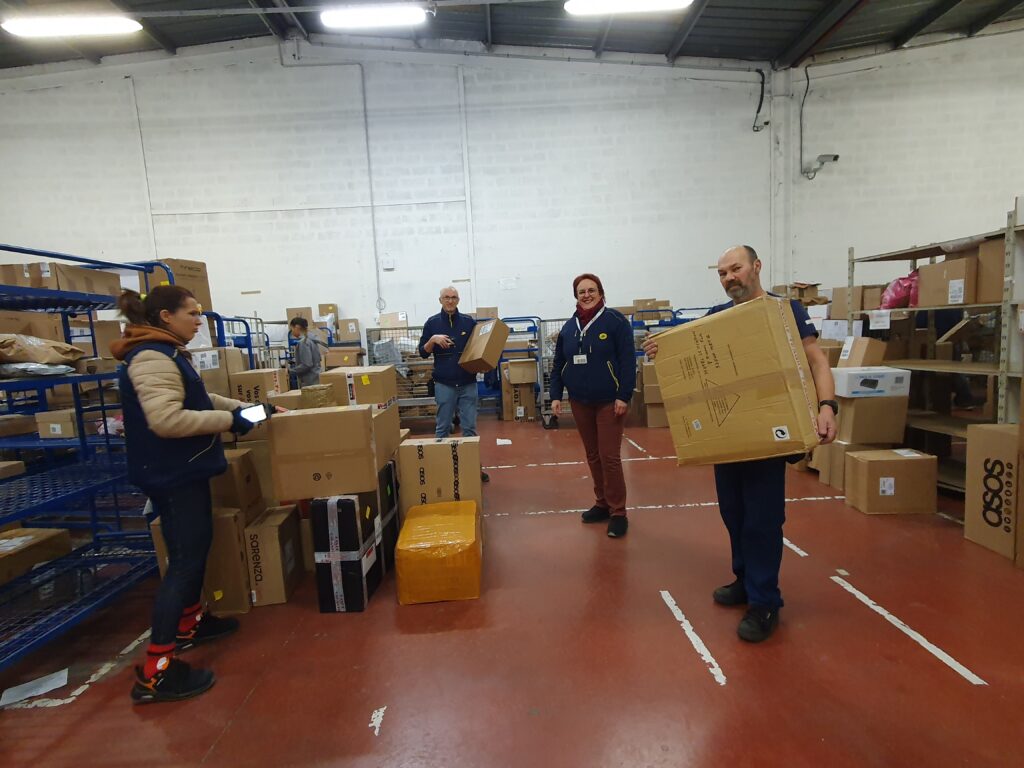 En tant que chef d'équipe, Sylvie Raya (au centre de l'image) s'assure que les salariés ne rencontrent pas de difficultés.