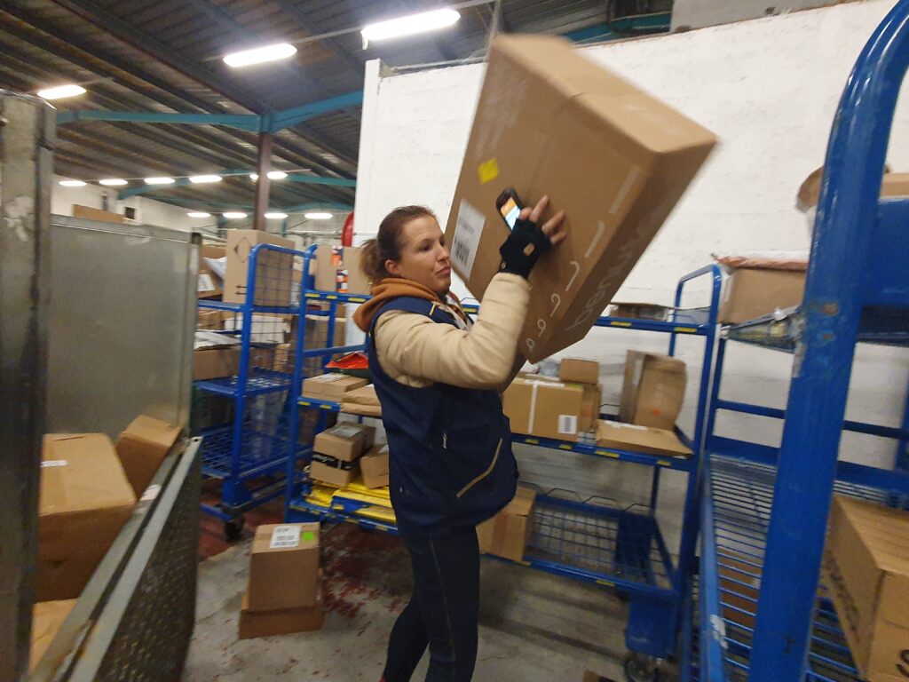 Avant de charger le camions, il faut flasher tous les colis pour organiser sa tournée.