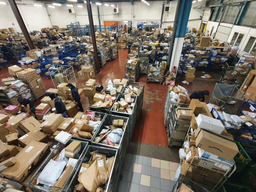 Entre 6 h et 8 h, une véritable fourmilière s'installe dans l'entrepôt avant que ne revienne le calme.