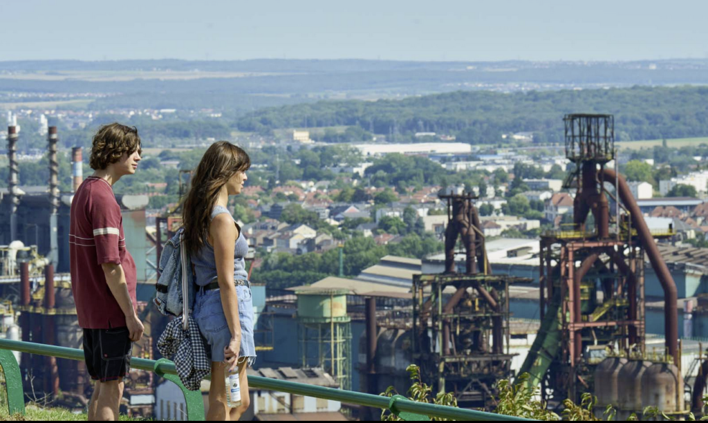 L’adaptation effectuée par les frères Boukherma n’édulcore en rien le roman de Nicolas Mathieu dont la généreuse rugosité est quelque peu dévoyée par une bande-son survitaminée.