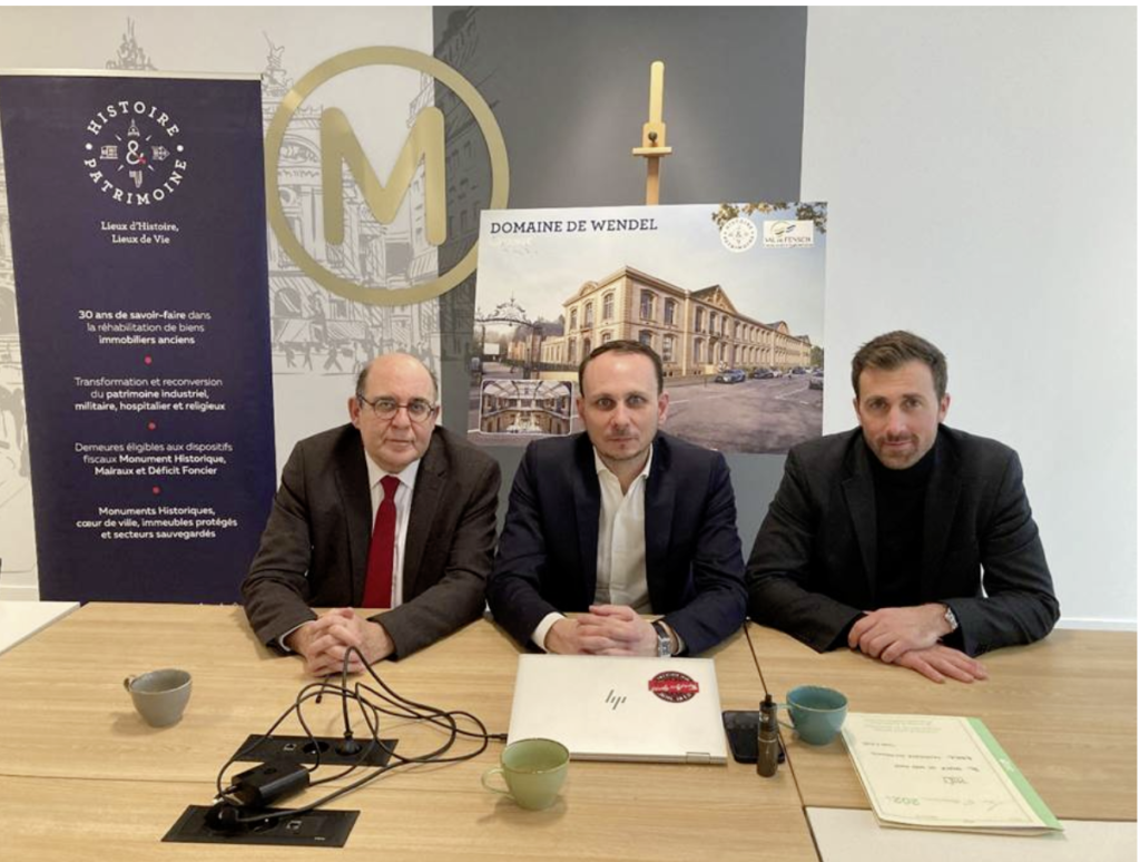 Michel Liebgott, président de la Communauté d’agglomération du Val de Fensch (à gauche) et Arnaud Baudel, directeur général délégué Histoire et Patrimoine (à droite) ont signé le protocole de vente, vendredi 6 décembre.