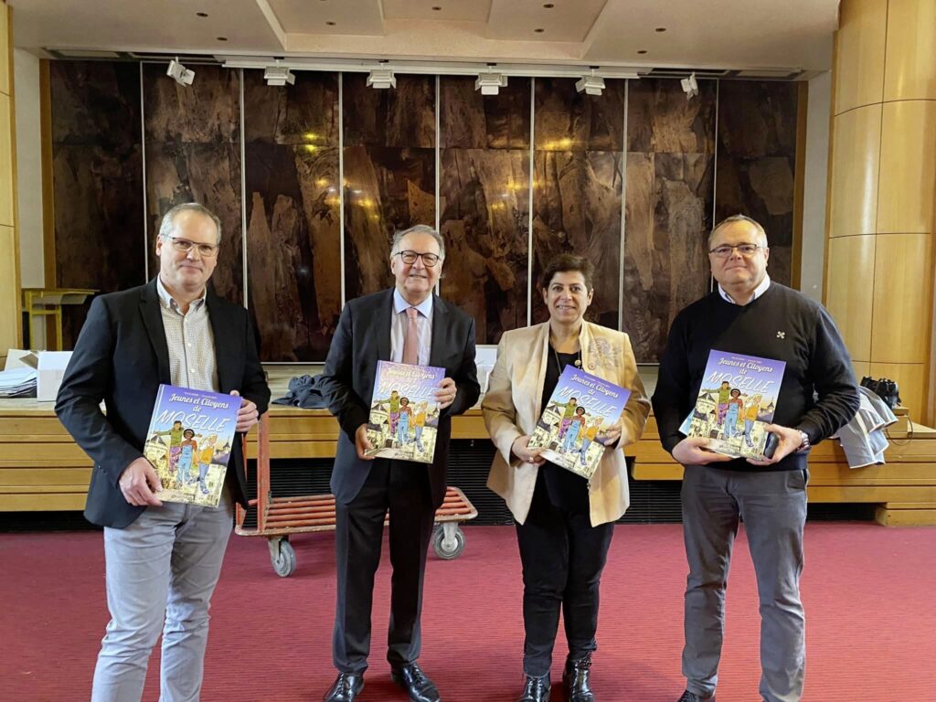 Les élus du Département ont entamé la distribution aux collégiens.