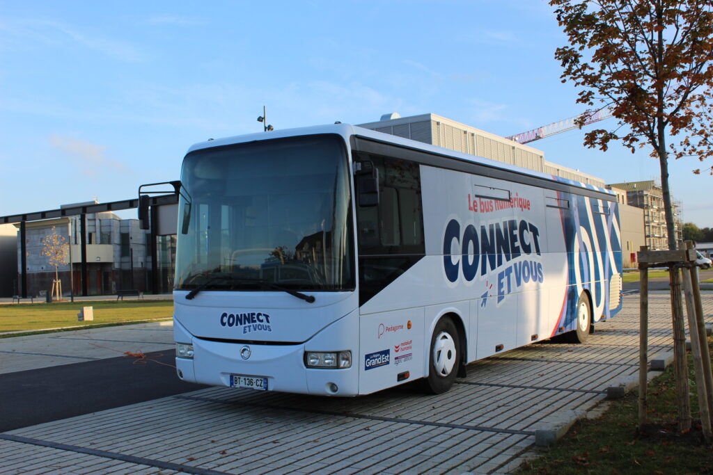 Le bus aménagé par Pedagome se sera rendu dans 90 communes d'ici la fin de l'année.