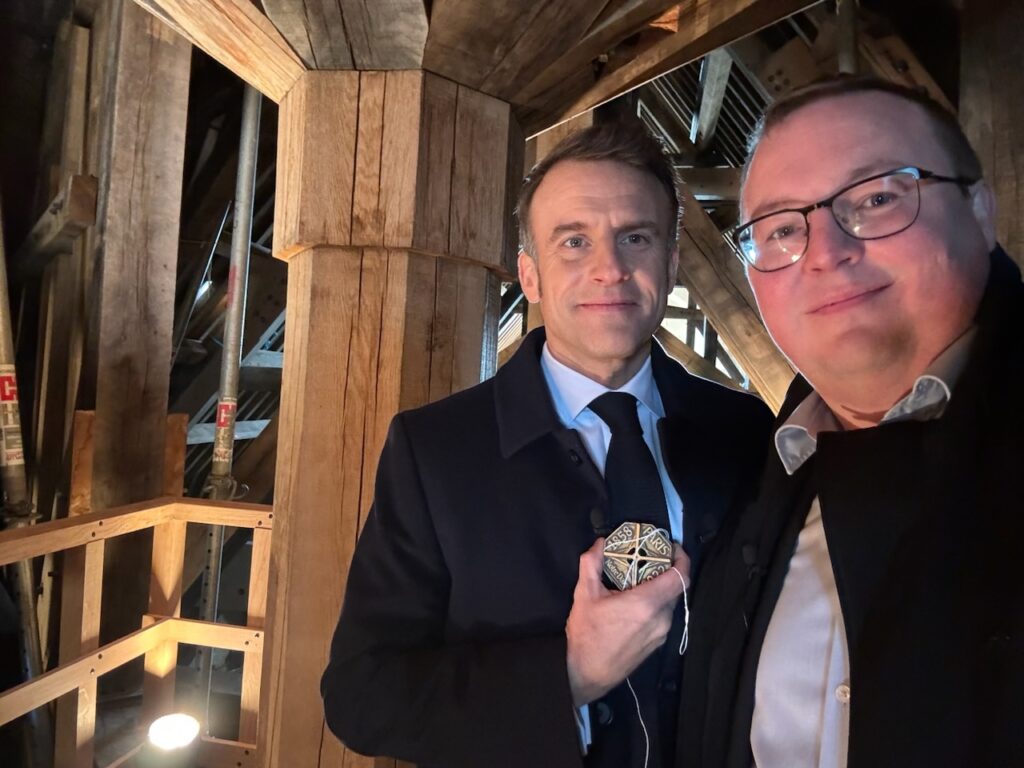 Julien Le Bras a remis aux charpentiers comme à Macron un plomb à piquer qui symbolise le chantier de Notre-Dame-de-Paris.