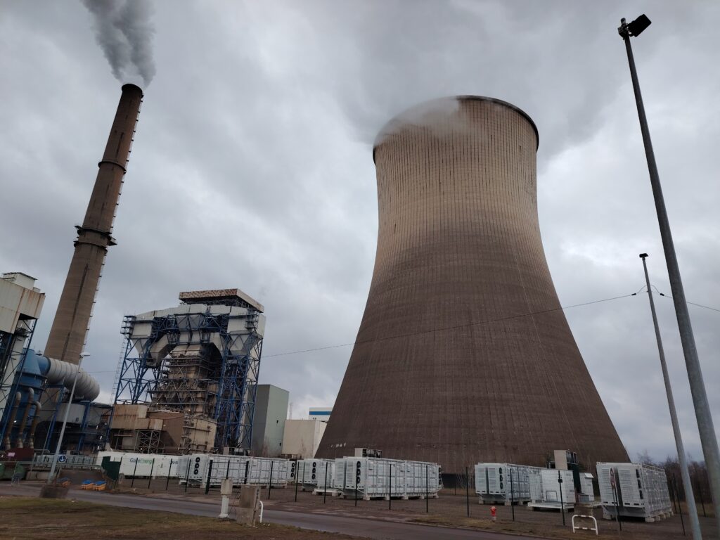 Les batteries sont localisées au pied de la tour aéroréfrigérantes de la centrale à charbon. Mais les deux équipements fonctionnent de manière indépendante.