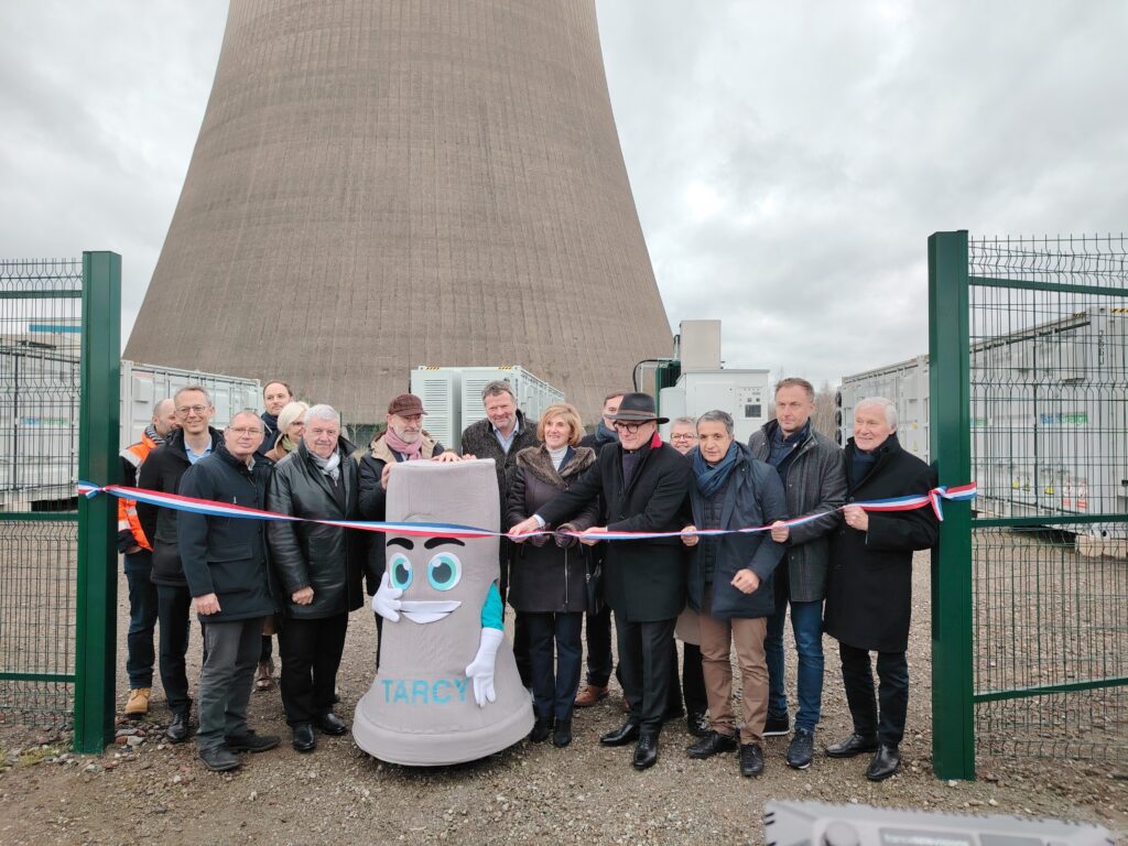 De nombreux élus ont assisté à l'inauguration de la centrale de stockage d'énergie.