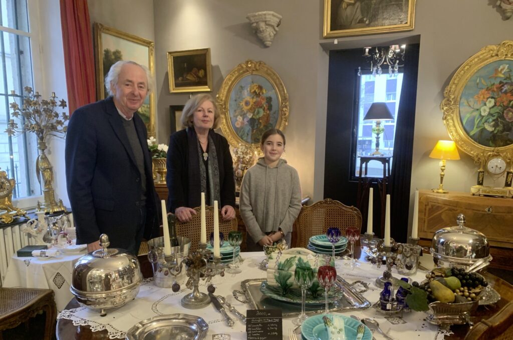 Bertrand et Dorothée de Metz -Noblat mettent les arts de la table en scène dans leur villa nancéienne. Leur petite fille Jeanne, dix ans a réalisé toutes les étiquettes.