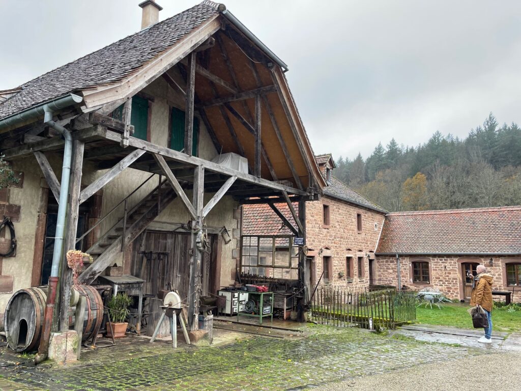 Ce moulin du XVIIe siècle avait été laissé à l'abandon de la fin des années 60 à début 90.