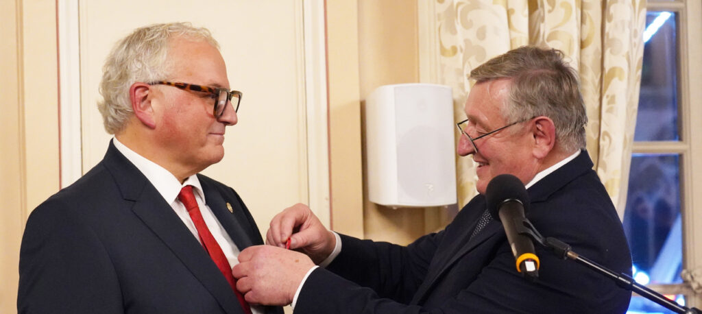 Les insignes de Chevalier de la Légion d’honneur ont été à Thierry Schidler remis par Michel Seyt.