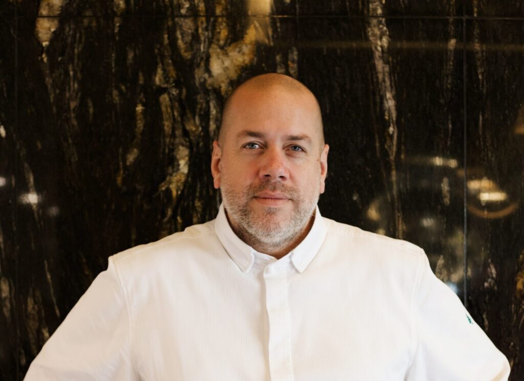 Arnaud Lallement est le chef de l'Assiette Champenoise, le seul restaurant triplement étoilé au Guide Michelin du Grand Est.