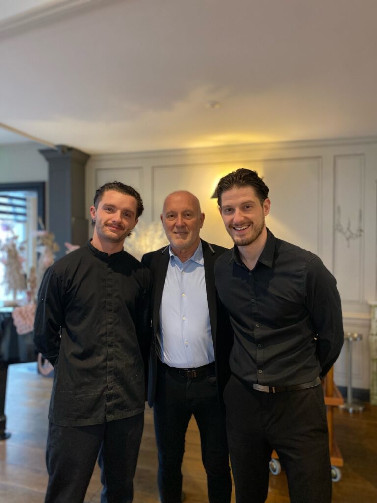 Brice (à gauche), Dimitri et Robin Vadala se tiennent prêts pour accueillir les clients à l'hôtel Les Tuileries à Noël.