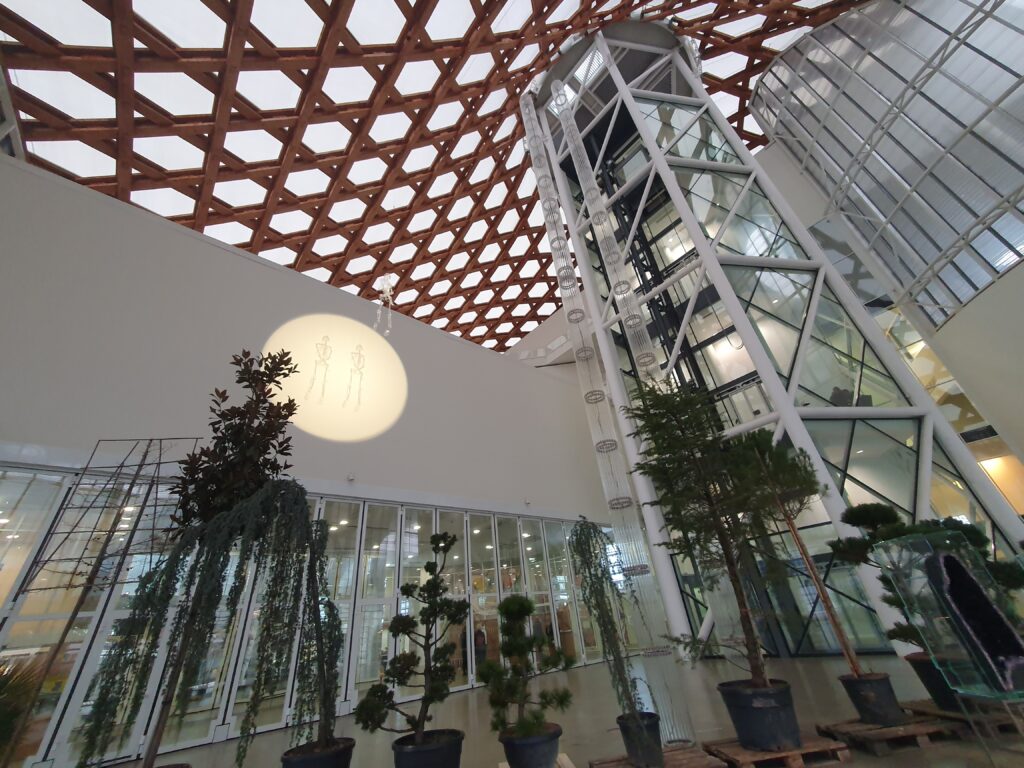 Au sein du forum, « Superstructure » culmine à près de 35 mètres de hauteur.