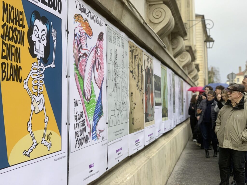 L’exposition sur les façades de l’Hôtel de Ville de Nancy, baptisée L’humour de Charlie reprend cette ambition