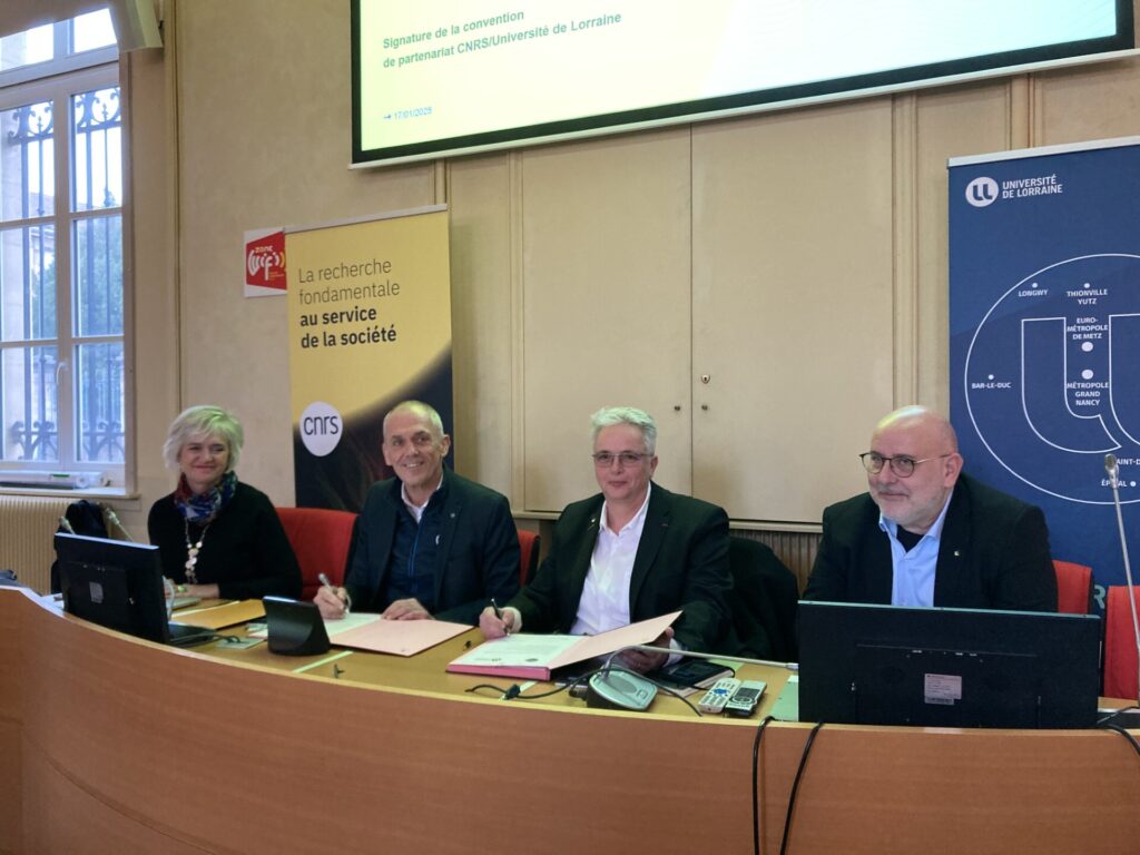 De gauche à droite : Adeline Nazarenko, directrice scientifique référente pour le Grand Est au sein du CNRS ; Antoine Petit, président-directeur général du CNRS ; Hélène Boulanger, présidente de l'UL ; Alain Hehl, vice-président recherche au sein de l'UL.