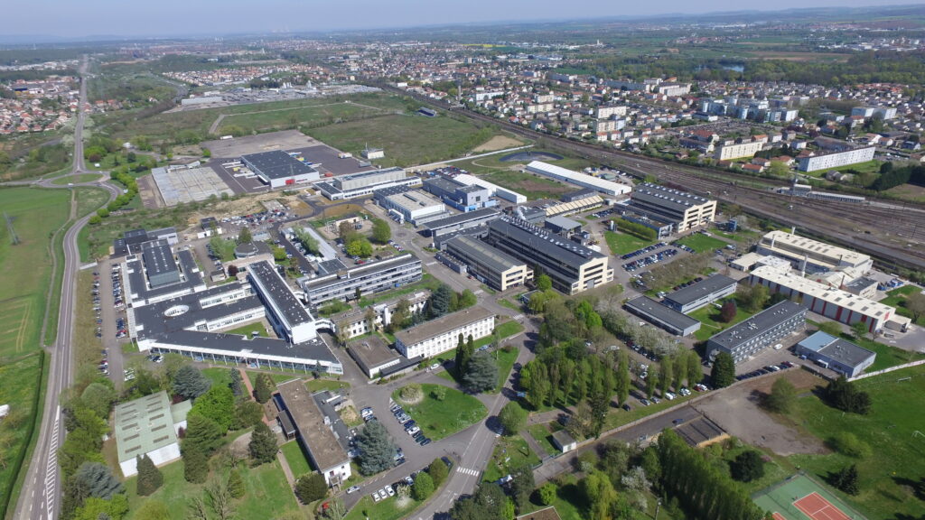 Le campus de Maizières-lès-Metz s'étend sur 24 hectares et 52 000 mètres carrés de bureaux. ArcelorMittal y investit 15 millions d'euros chaque année.