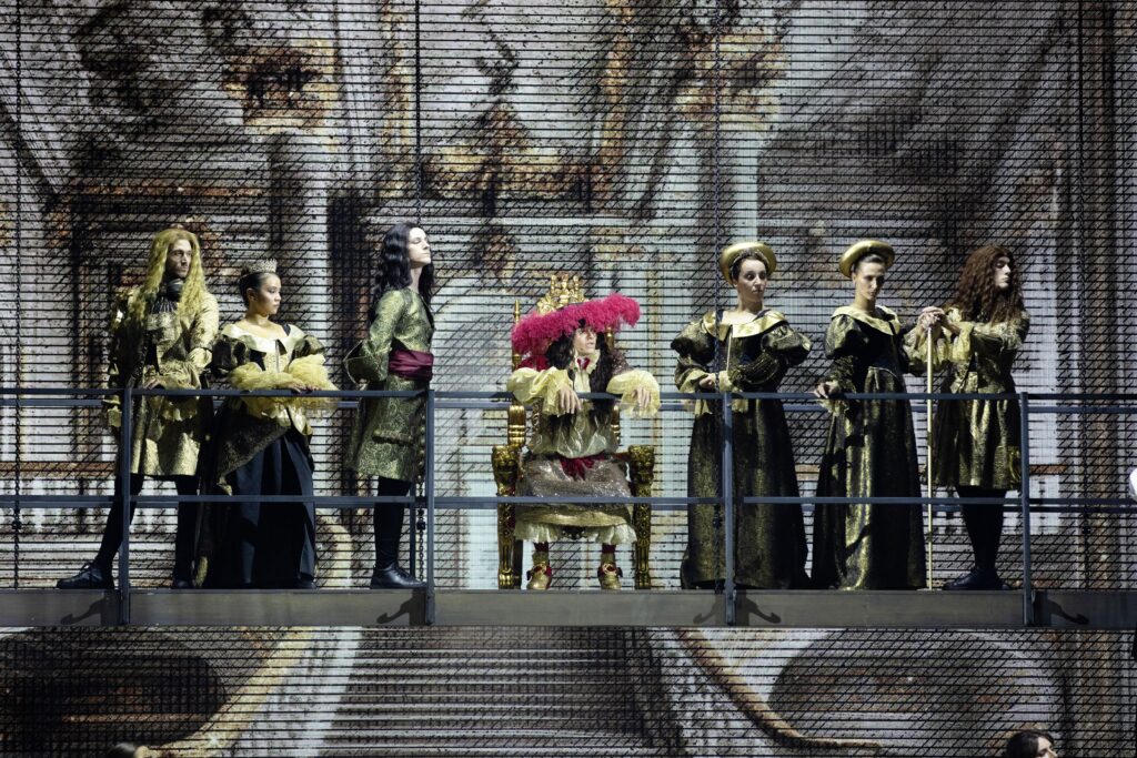 Pour retracer la vie de Molière, une tentaient de comédiens, danseurs, acteurs, chanteurs, slameurs...plus de 250 costumes et un décor qui plonge les spectateurs dans la vie de Jean-Baptiste Poquelin et de sa troupe.