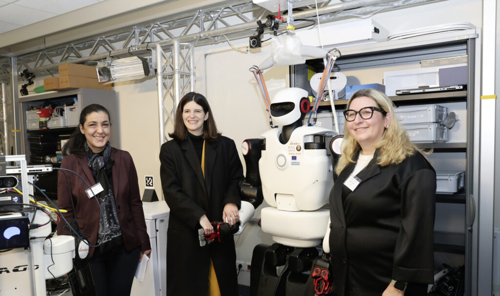 Clara Chappaz (au centre), ministre déléguée à l’intelligence artificielle et au numérique, a visité le laboratoire Loria de Vandœuvre-lès-Nancy.